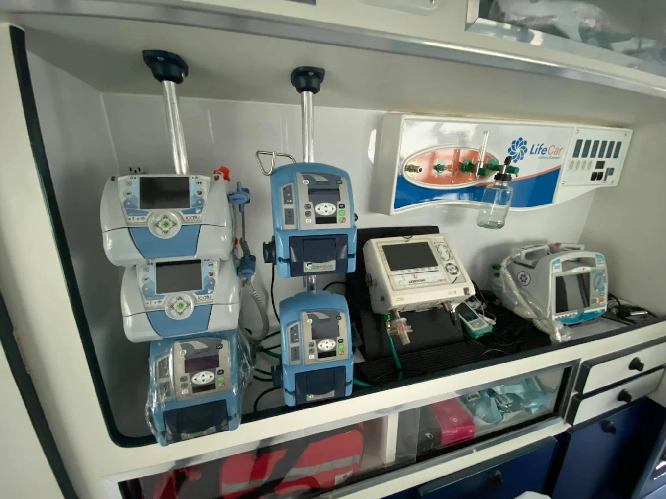 Interior equipado da ambulância MR Resgate